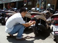 Xe máy Honda PCX sốt giá: Khách hàng thiệt!